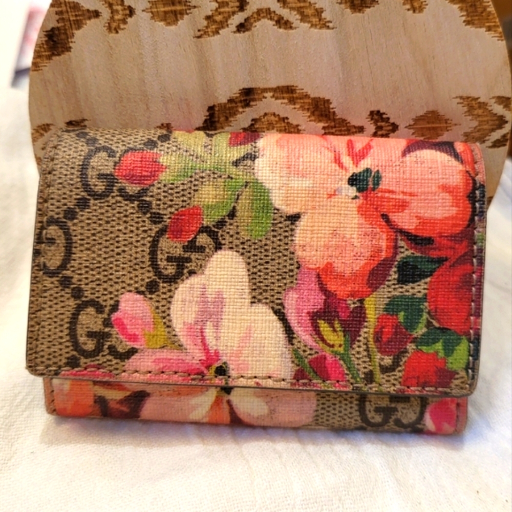 Gucci GG Blooms Supreme Flower Print 6 Keyholder.